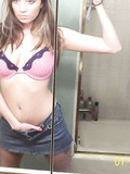 Foto selfie di una ragazza tettona