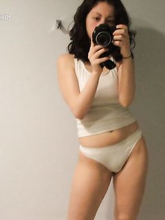Bella brunetta troia si fotografa
