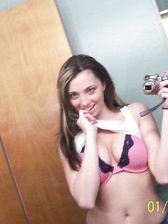 Foto selfie di una ragazza tettona