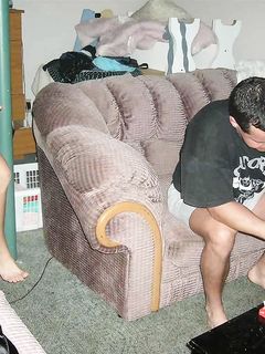 Ragazzi ubriachi si divertono nudi